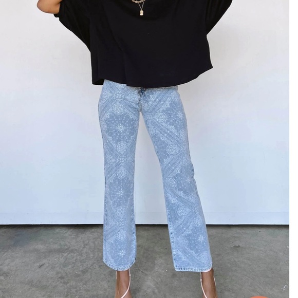 A5 - 254 Vestique bandana patterned Jeans blue and white size medium NWOT - Picture 2 of 11